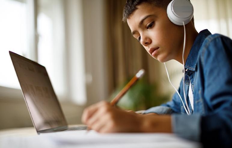 How Students Can Benefit from Online Education, Virtual Classrooms, and Success Stories